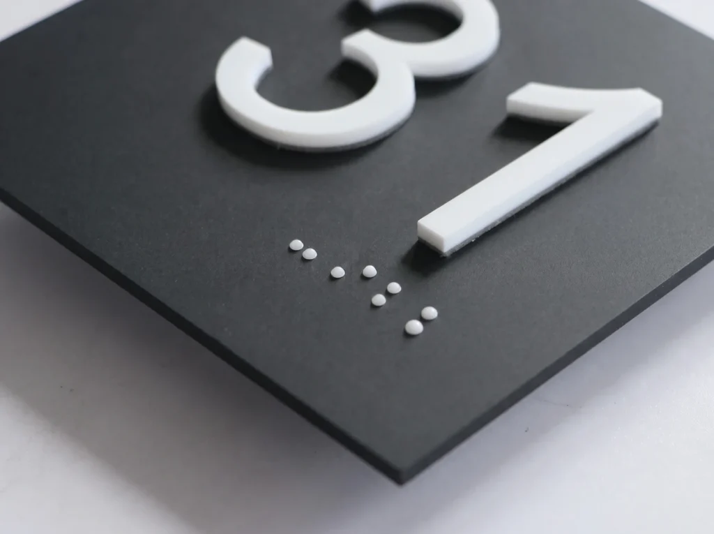Ανάγλυφη Αναγραφή Αριθμού Δωματίου σε Braille στα Δωμάτια ΑμεΑ (Κριτήριο 4.47)