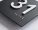 Ανάγλυφη Αναγραφή Αριθμού Δωματίου σε Braille στα Δωμάτια ΑμεΑ (Κριτήριο 4.47)